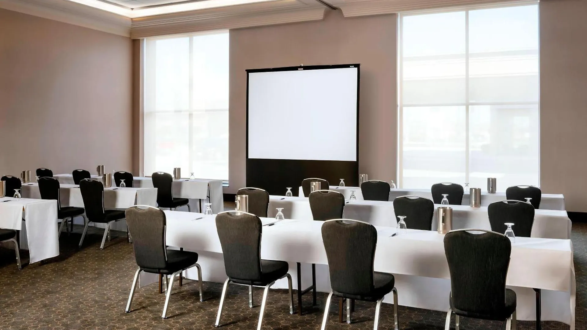 Sheraton Toronto Airport Hotel & Conference Centre 4*,