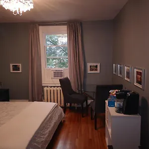 With King Bed In Shared 3 Bedroom Downtown Privatunterkunft Montréal